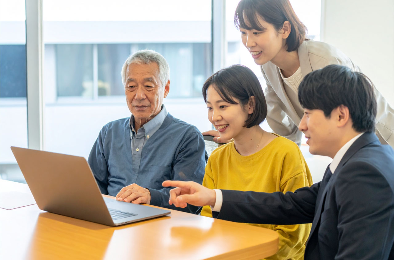 保険の説明を家族で聞いている